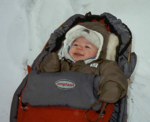 Warm angezogen, ist auch im Schnee gut lachen.