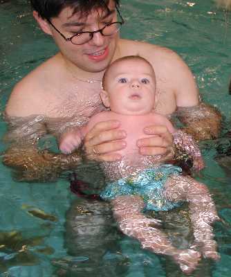 Wasser hat keine Balken, aber zum Glück stützt mich mein Papa.